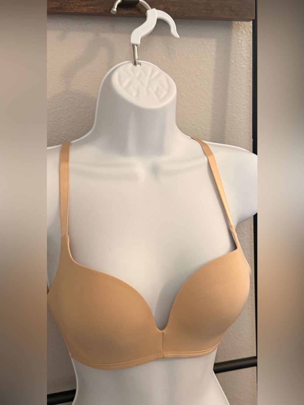 Maidenform Love The Lift Seamless Wireless Plunge Push-Up Bra in Latte Lift. 34B - Picture 6 of 8